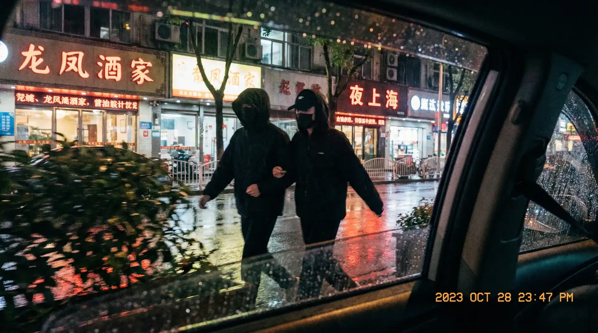 亚娱体育 - 顶流明星深夜密会现场抓拍照片